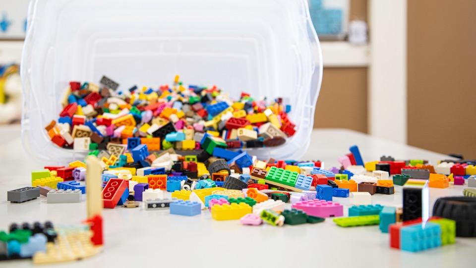 unsortierte Legosteine in einer Box